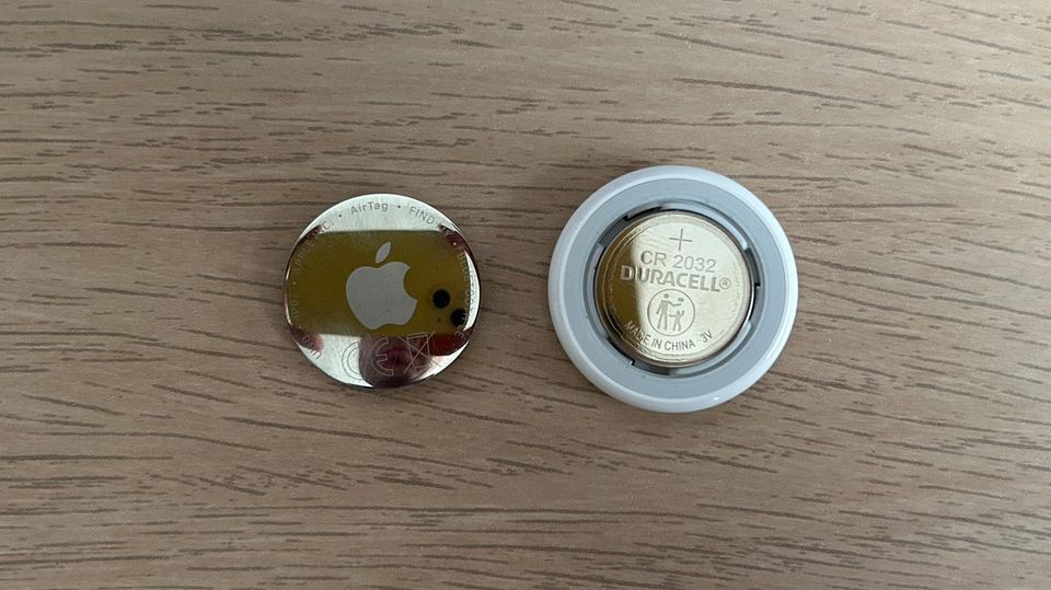 Für den Batteriewechsel drücken wir auf den silbernen Deckel und drehen ihn entgegen des Uhrzeigersinns