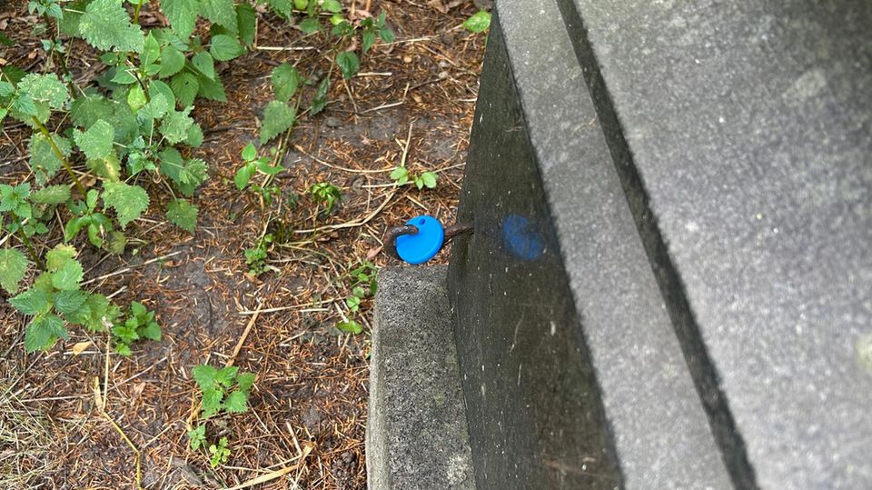 Im Park war der Chipolo POP an einem Denkmal versteckt