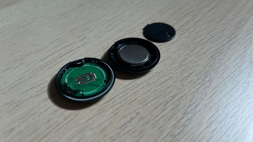 Mit dem kleinen Plastikwerkzeug gelingt der Batteriewechsel problemlos