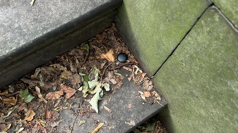 Auf einer Treppensufe eines Denkmals finden wir den Tracker rund zehn Meter vom Ort der Anzeige entfernt