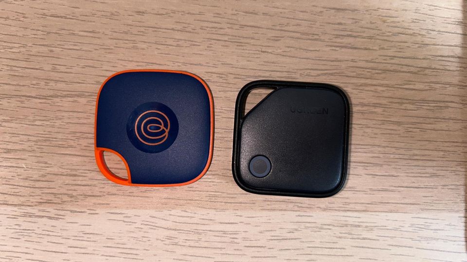 Die Batterie lässt sich nicht wechseln, was die Größe anbelangt, liegt der Tile-Tracker auf Augenhöhe mit dem von Ugreen