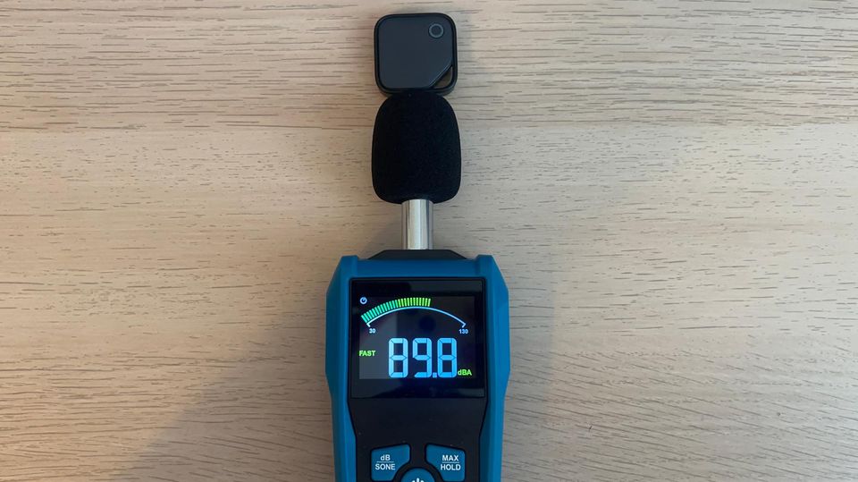 Im Test haben wir beim Ugreen-Tracker 89,8 dB gemessen