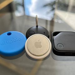 Der AirTag 2 verzichtet auf eine Öse, die restlichen Bluetooth-Tracker nicht