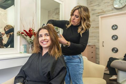 Manch einer geht gern so oft wie möglich zum Friseur, andere zögern den Besuch lieber hinaus