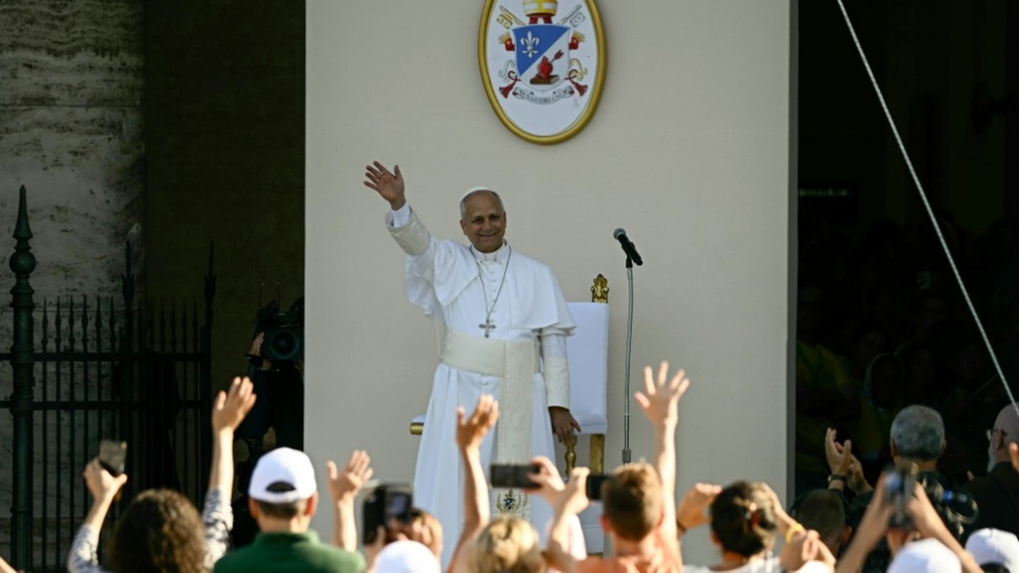 Papst Leo bei Besuch in Assisi von tausenden jungen Menschen begeistert empfangen