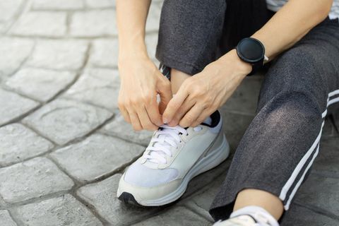 Wellness und Fitness: Ältere Menschen binden Schnürsenkel für das Training
