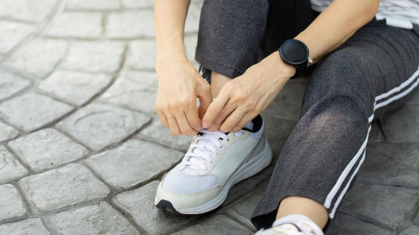 Wellness und Fitness: Ältere Menschen binden Schnürsenkel für das Training