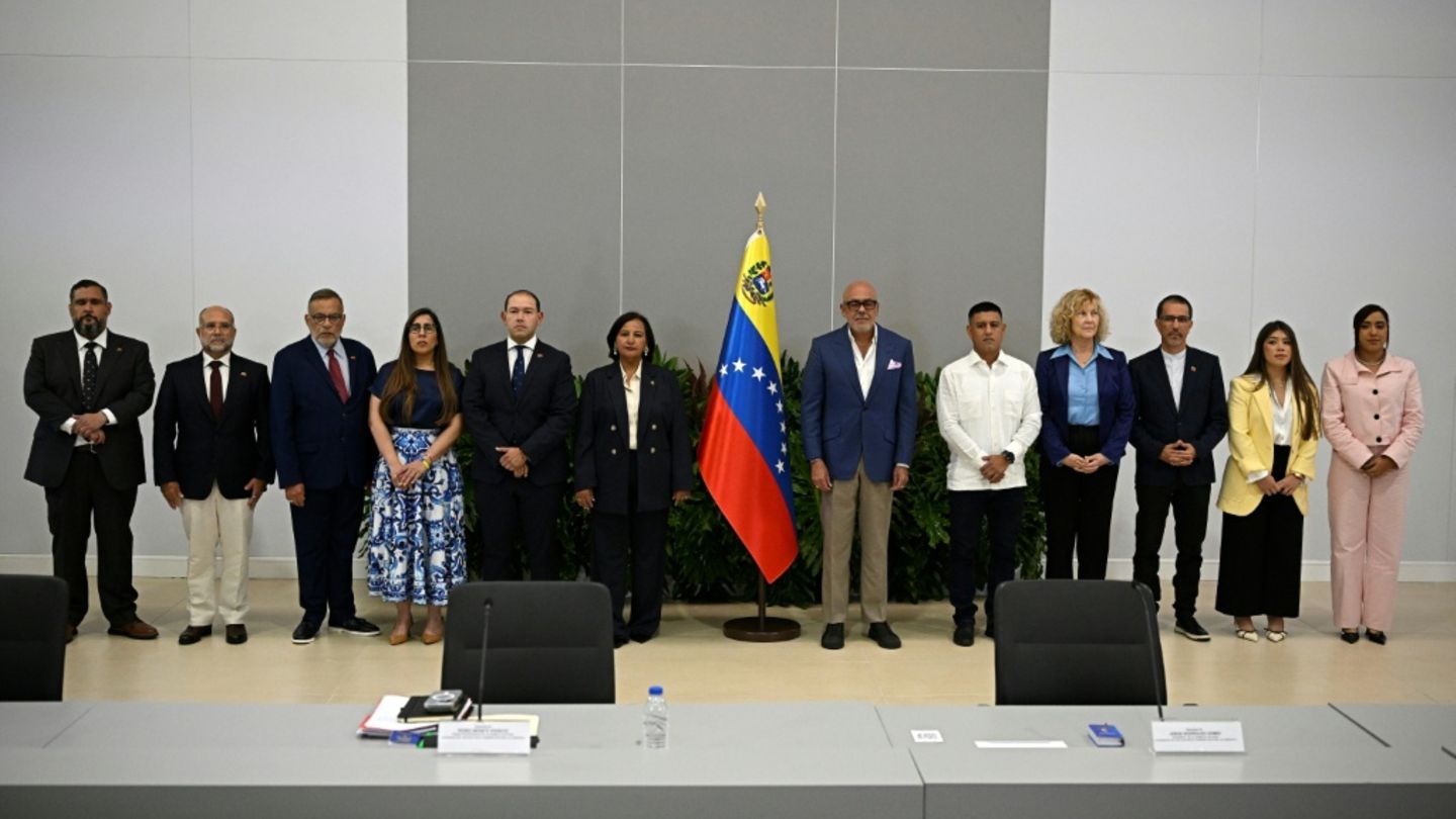 Regierung und Opposition in Venezuela nehmen offiziellen Dialog auf - ohne Machado