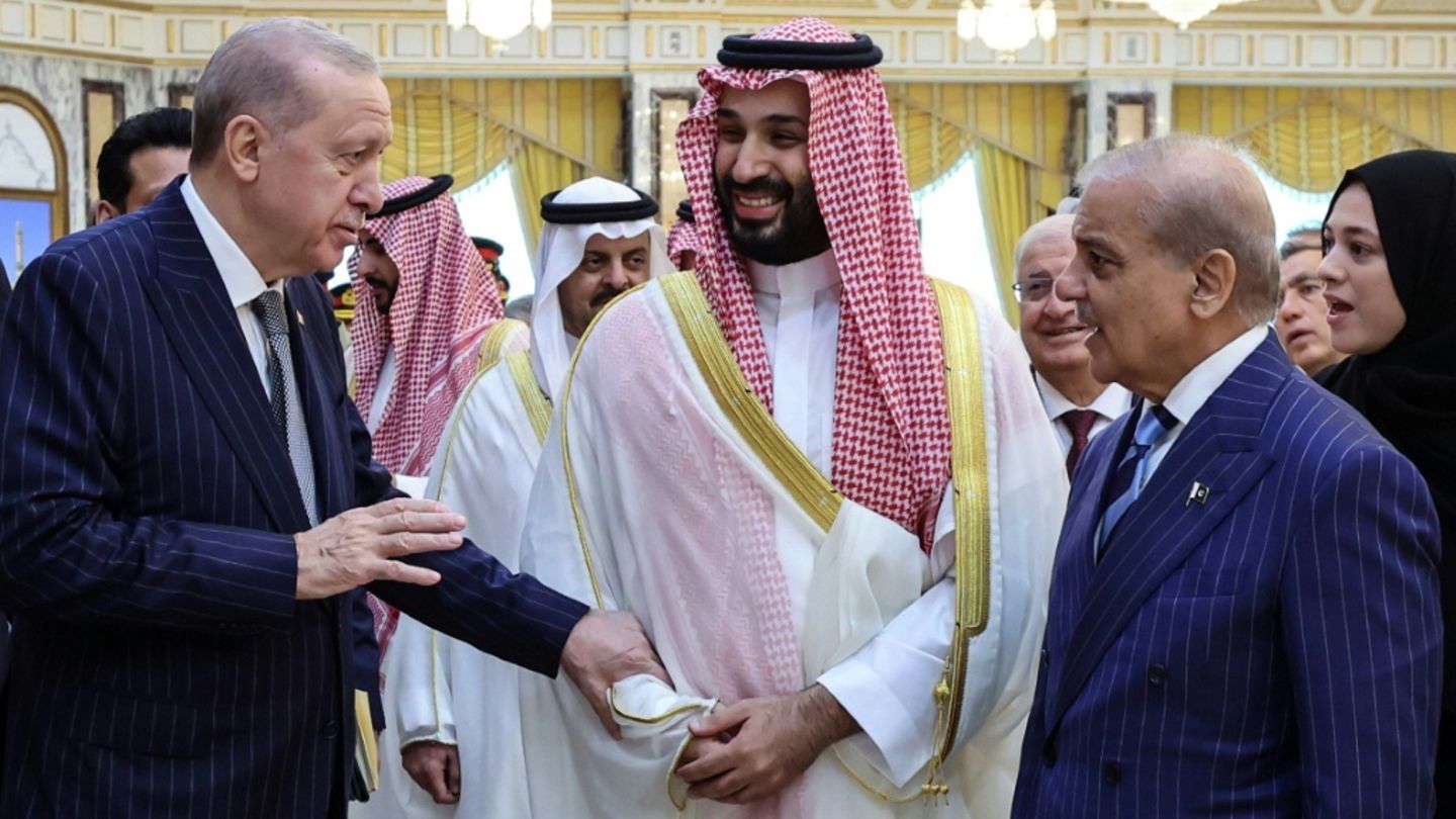 Saudi-Arabien, Türkei und Pakistan schließen inmitten von Iran-Krieg Verteidigungsabkommen