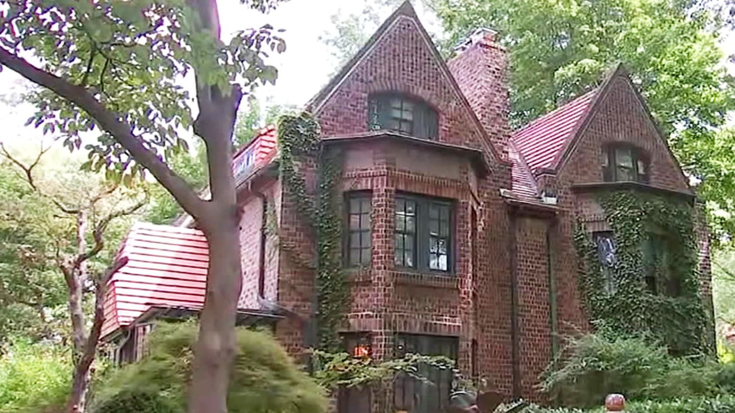 Man moves to New York and accidentally buys a very famous house