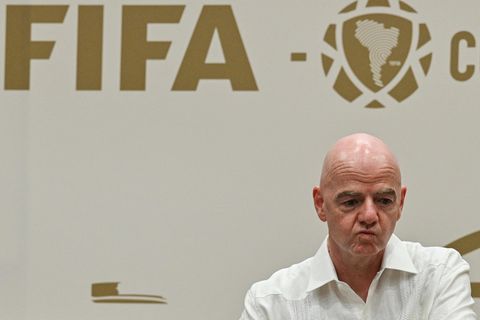 Gianni Infantino verzieht das Gesicht auf einer Pressekonfernz der Fifa