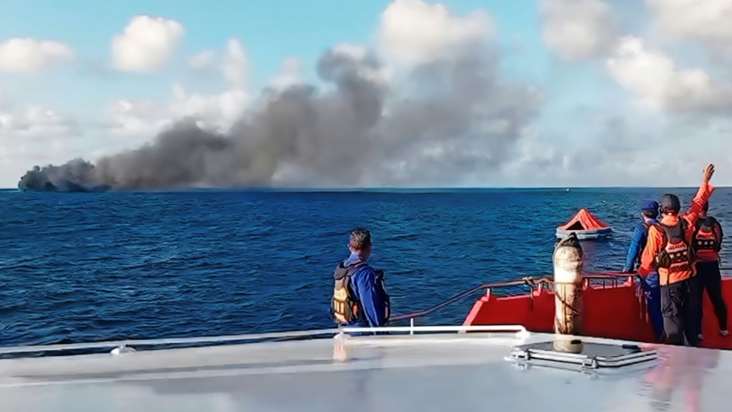 Mehr als 100 Passagiere vor erneutem Brand auf Fähre in Indonesien gerettet