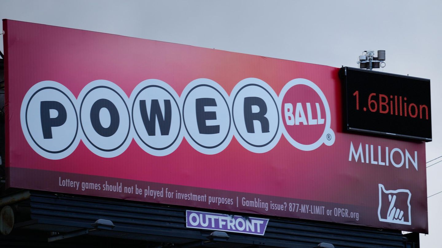 Powerball: Lottery makes an Illinois resident a billionaire