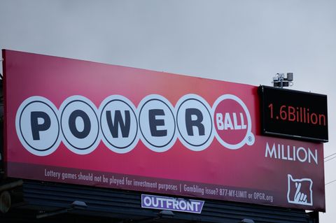 Ein Werbetafel an einem Gebäude wirbt für die Powerball-Lotterie in den USA