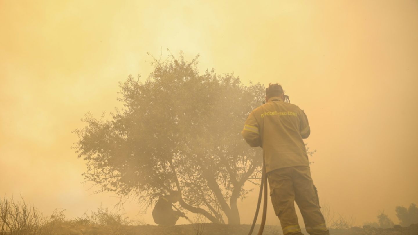 Waldbrand in Griechenland: Mehr als 250 Urlauber mit Booten von Stränden evakuiert