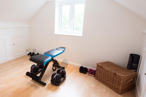 Eine Hantelbank steht in einem Homegym