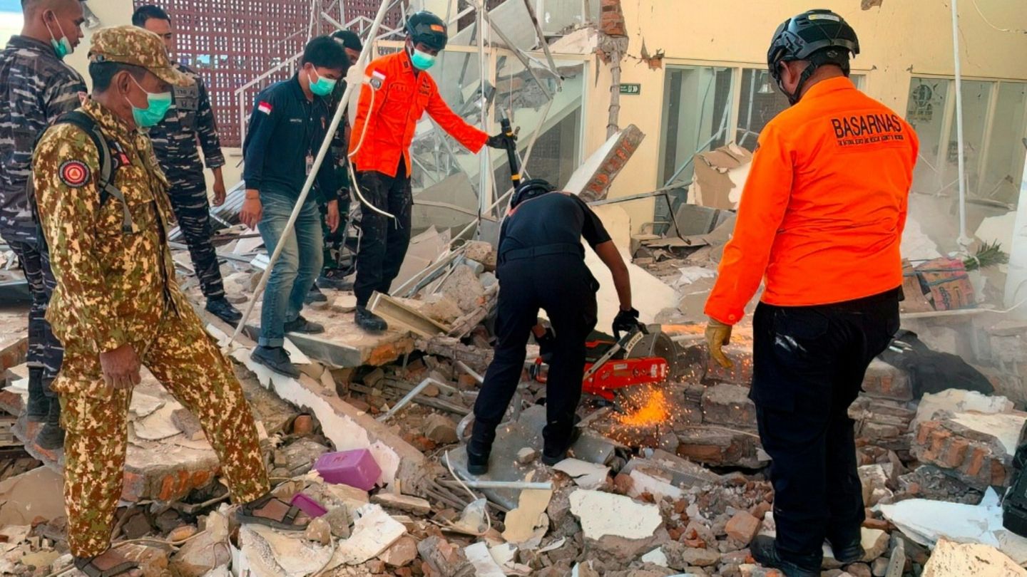 Indonesia: At least 20 dead in earthquake - | Thousands flee