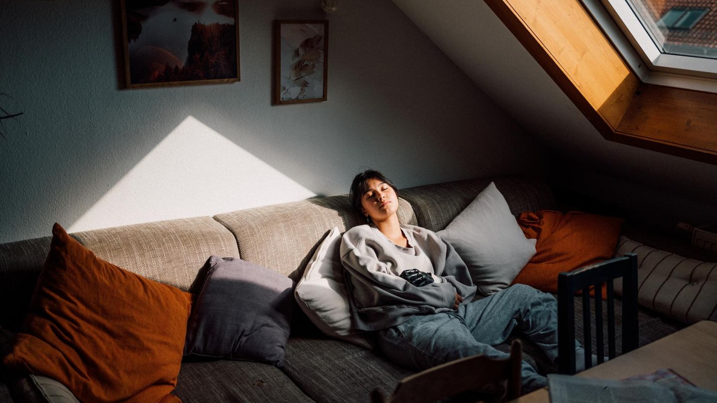Sitzen ist schädlich für unsere Gesundheit – so beugt man vor