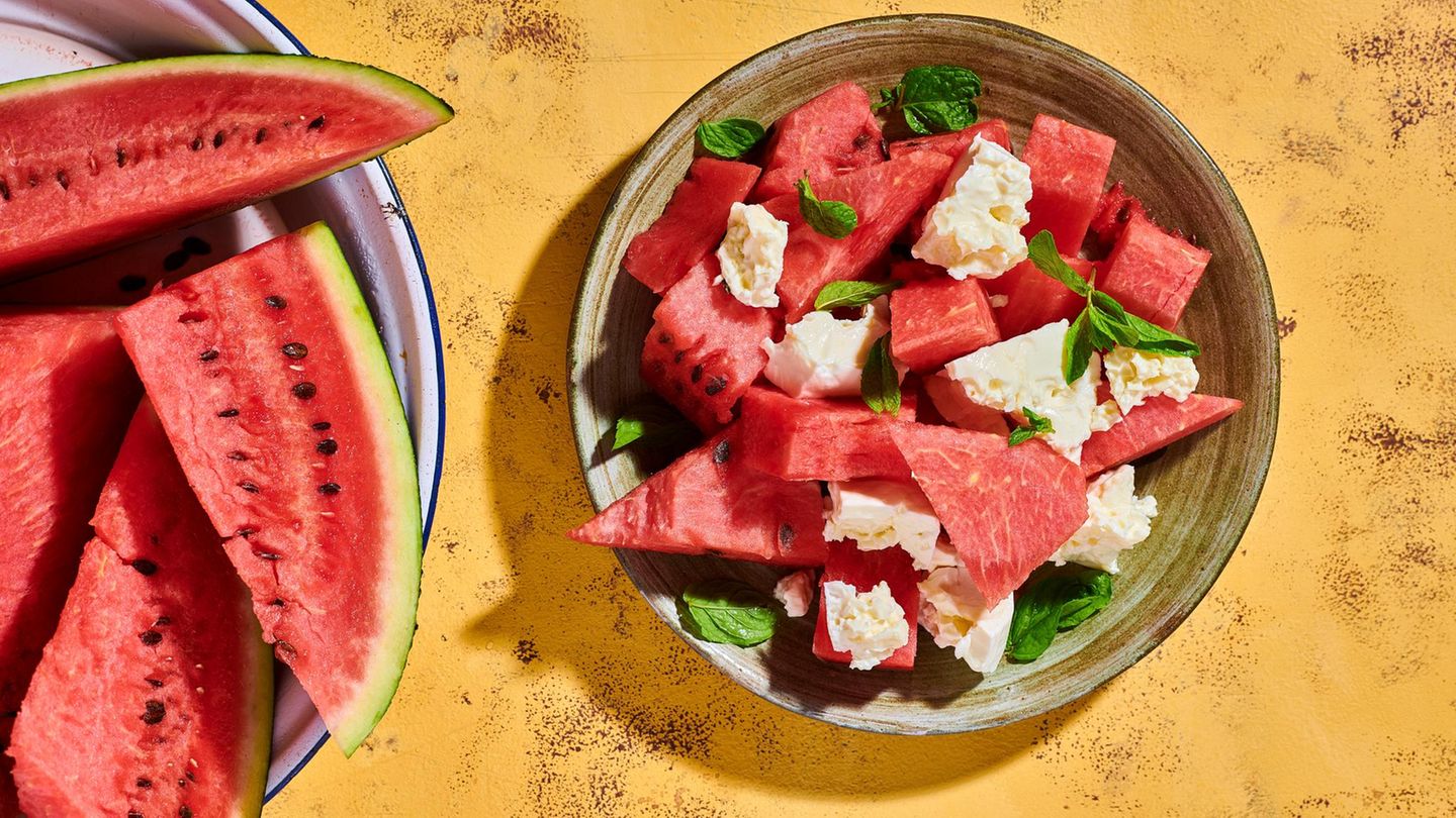 Rezept: Dieser Wassermelone-Feta-Salat darf auf keiner Gartenparty fehlen