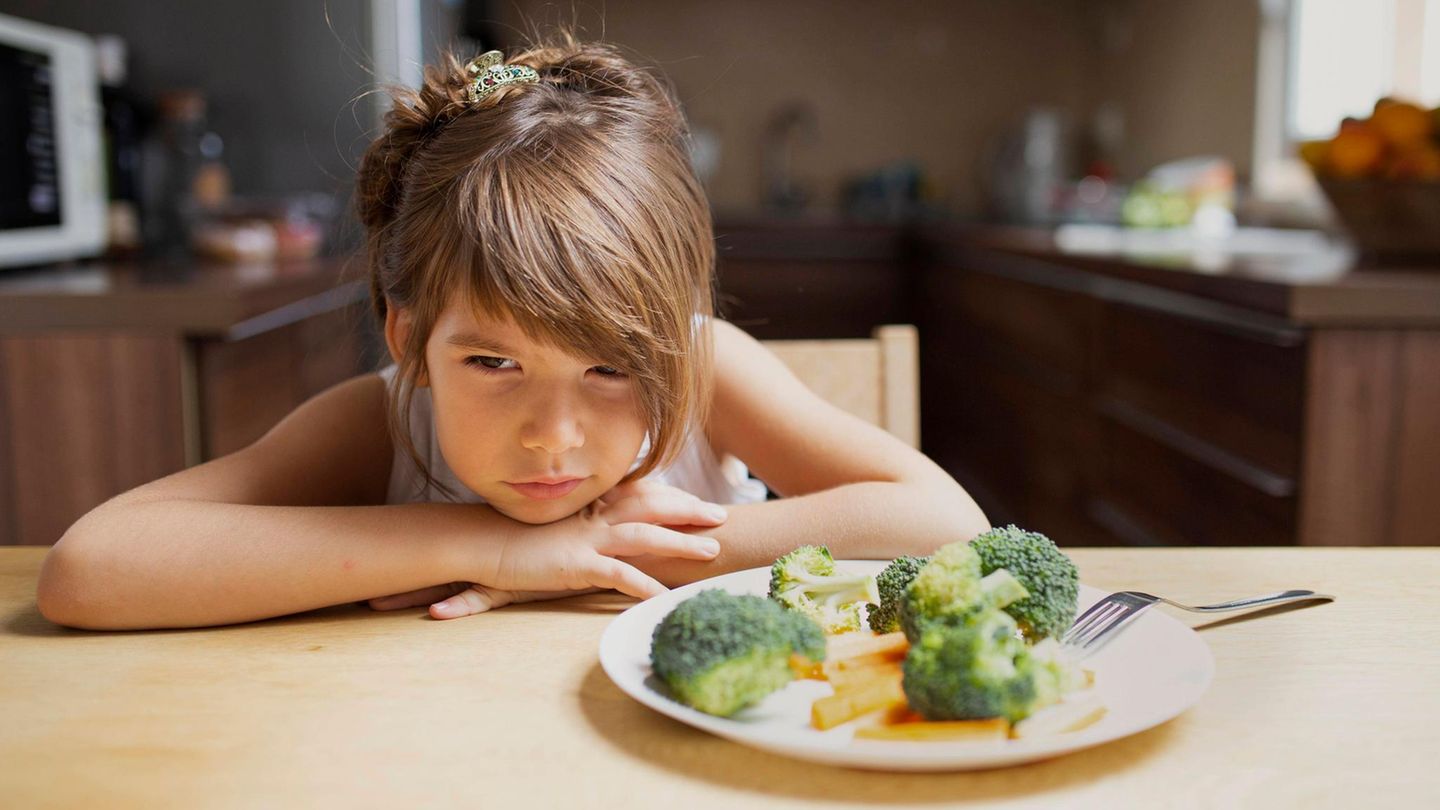 Tipps für verzweifelte Eltern: Was tun wenn Kinder Gemüse verweigern, nur Junkfood wollen und auf Manieren pfeifen