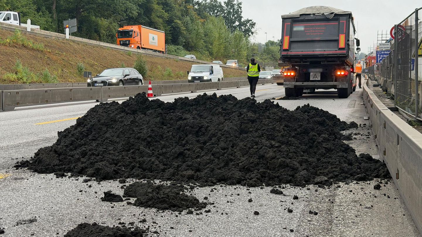 Hamburg: Fäkalien-Lkw verliert Klärschlamm auf der A7 und stinkt kilometerweit