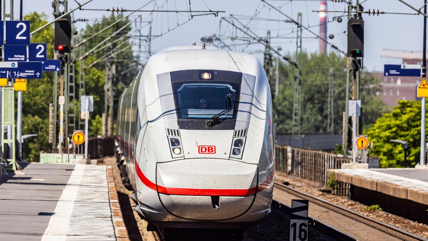 Mannheim: Mother takes a smoking break - | Train with her children departs