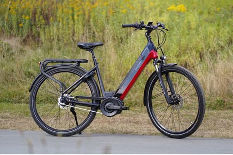 Das Prophete Geniesser 4.1 E-Bike steht auf einem Feldweg