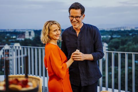 Über den Dächern von München: Der charmante Hotelmanager Benno Martius (Tim Bergmann) legt sich für Viola (Christina Große) mächtig ins Zeug.