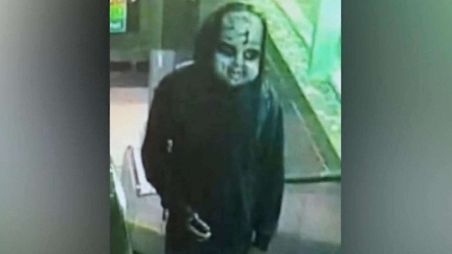Tatverdächtiger polizeibekannt: Mann in Horror-Maske verfolgt Joggerin: „Bist du bereit zu sterben?“