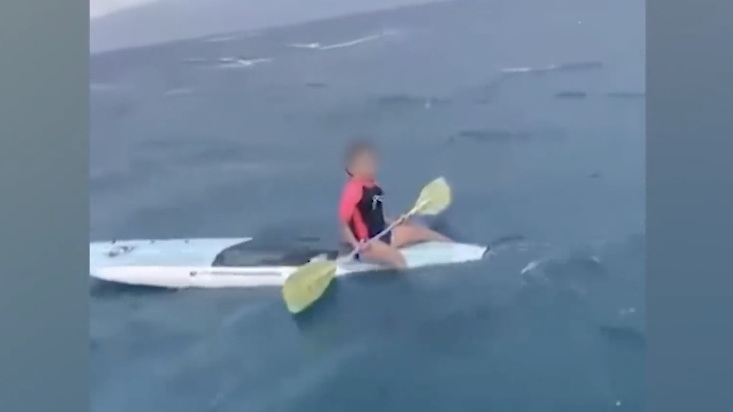 Fischer eilen zur Rettung: Strömung reißt Paddleboard mit – Mädchen bleibt allein auf offenem Meer zurück