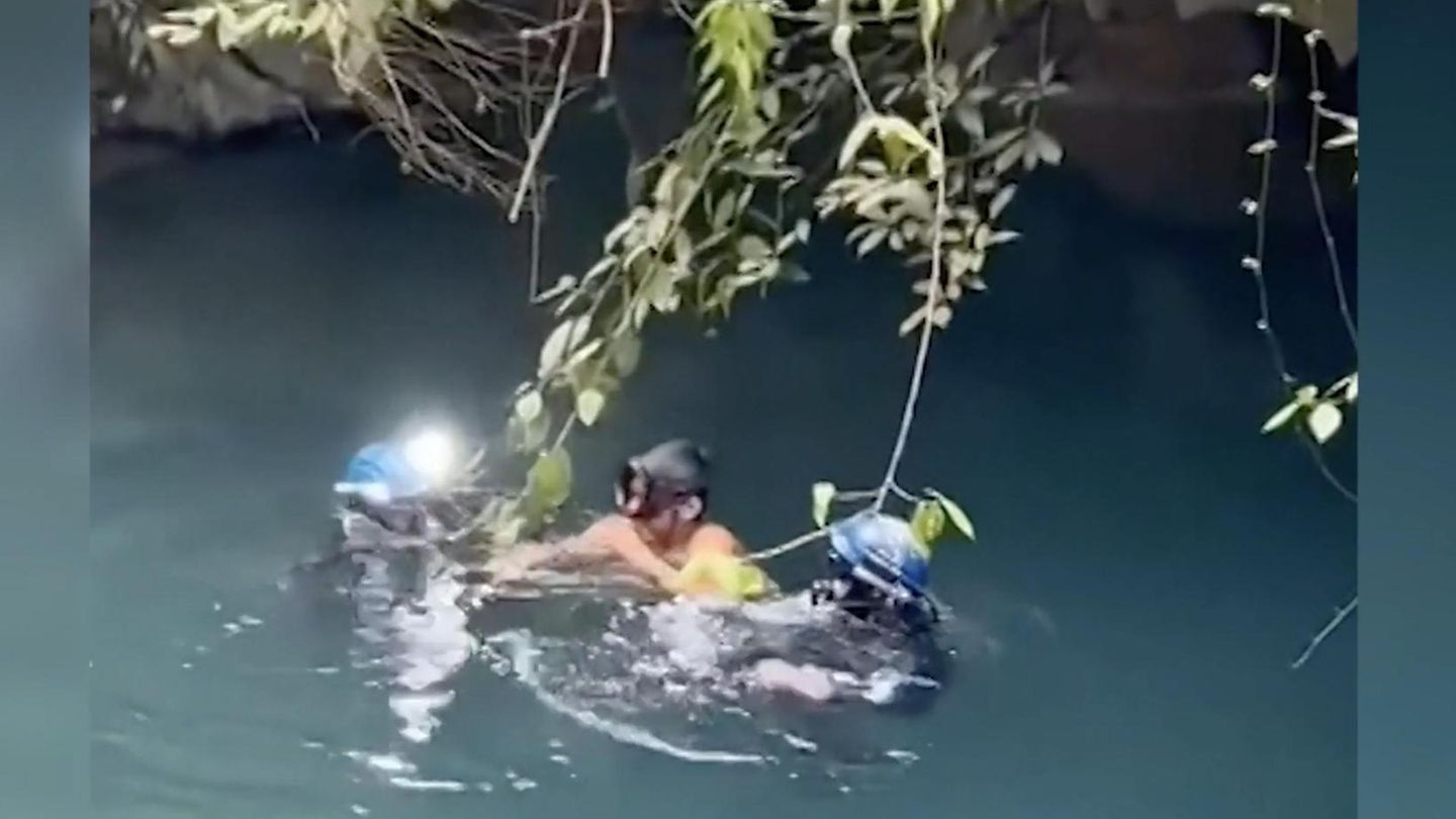 Divers rescue man from meter-deep underwater cave after 15 days
