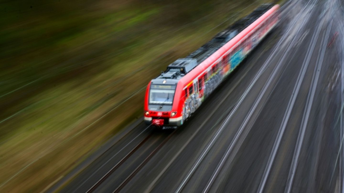 Bams evg droht mit streiks im regionalverkehr - bahngewerkschaft macht druck bei gesetz zu sicherheit 2026 23 dbregionalzug c040279dcde29142 bams gut ein halbes jahr nach dem tödlichen angriff auf einen zugbegleiter in einem regionalzug droht die eisenbahn- und... Iustitia. Bg evg droht mit streiks im regionalverkehr - bahngewerkschaft macht druck bei gesetz zu sicherheit 2026 2026-08-23 01:42:14 iustitia. Bg - gerechtigkeit bams