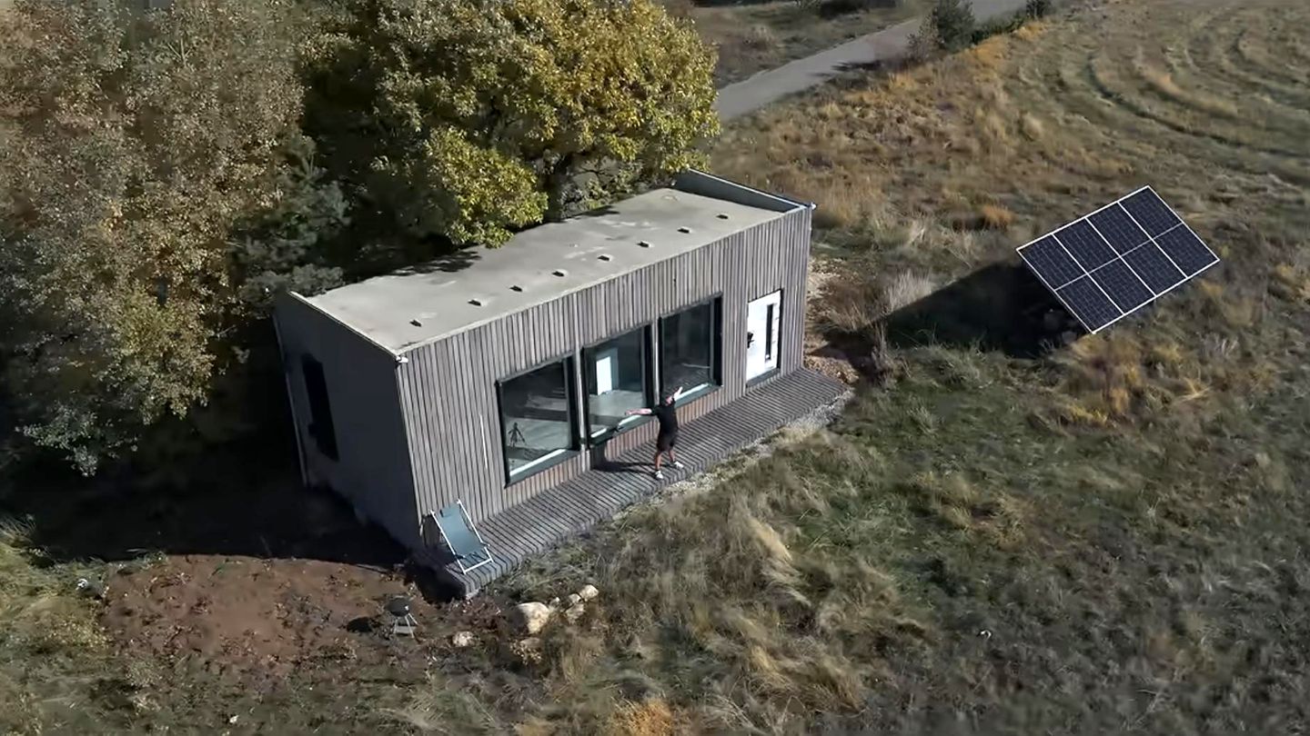 Wohnen: Junger Mann baut Tiny House, um als Selbstversorger in Bulgarien zu leben