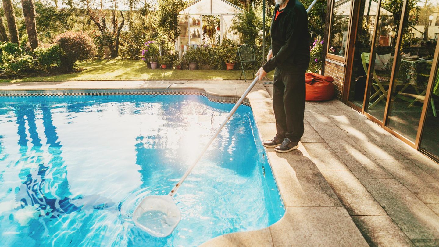 Sauberer Badespaß: Pool reinigen: So werden Boden, Wände und Wasser wieder sauber