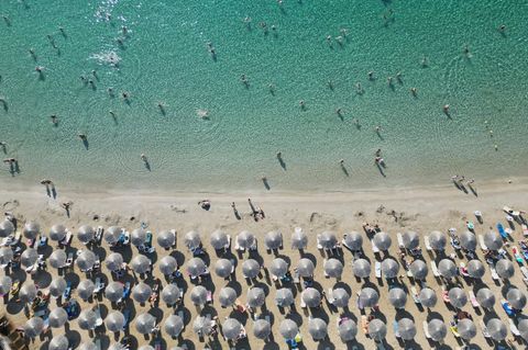 Menschen genießen das Meer an einem Strand in Griechenland