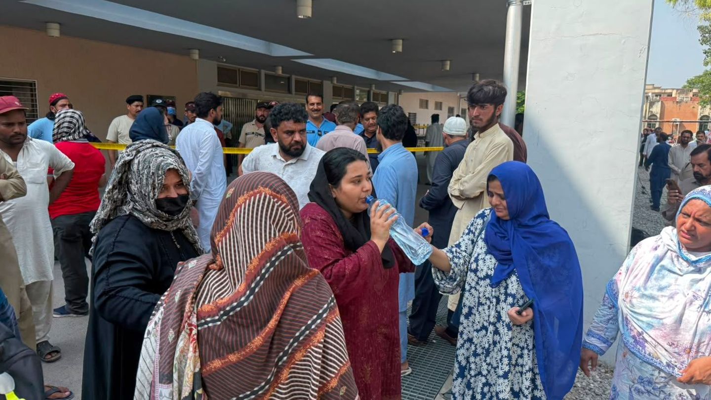 Pakistan: 15 babies die in fire at maternity ward