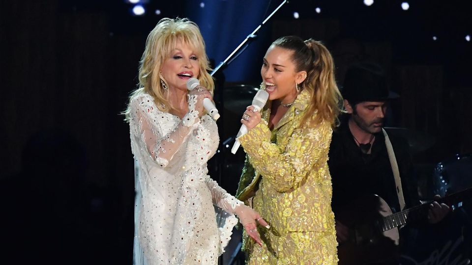 dolly-parton-und-miley-cyrus-wie-mutter-und-tochter-stern-de