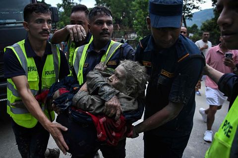 katastrophe-in-nepal-und-china-zahl-vermisster-nach-himalaya-flutwelle