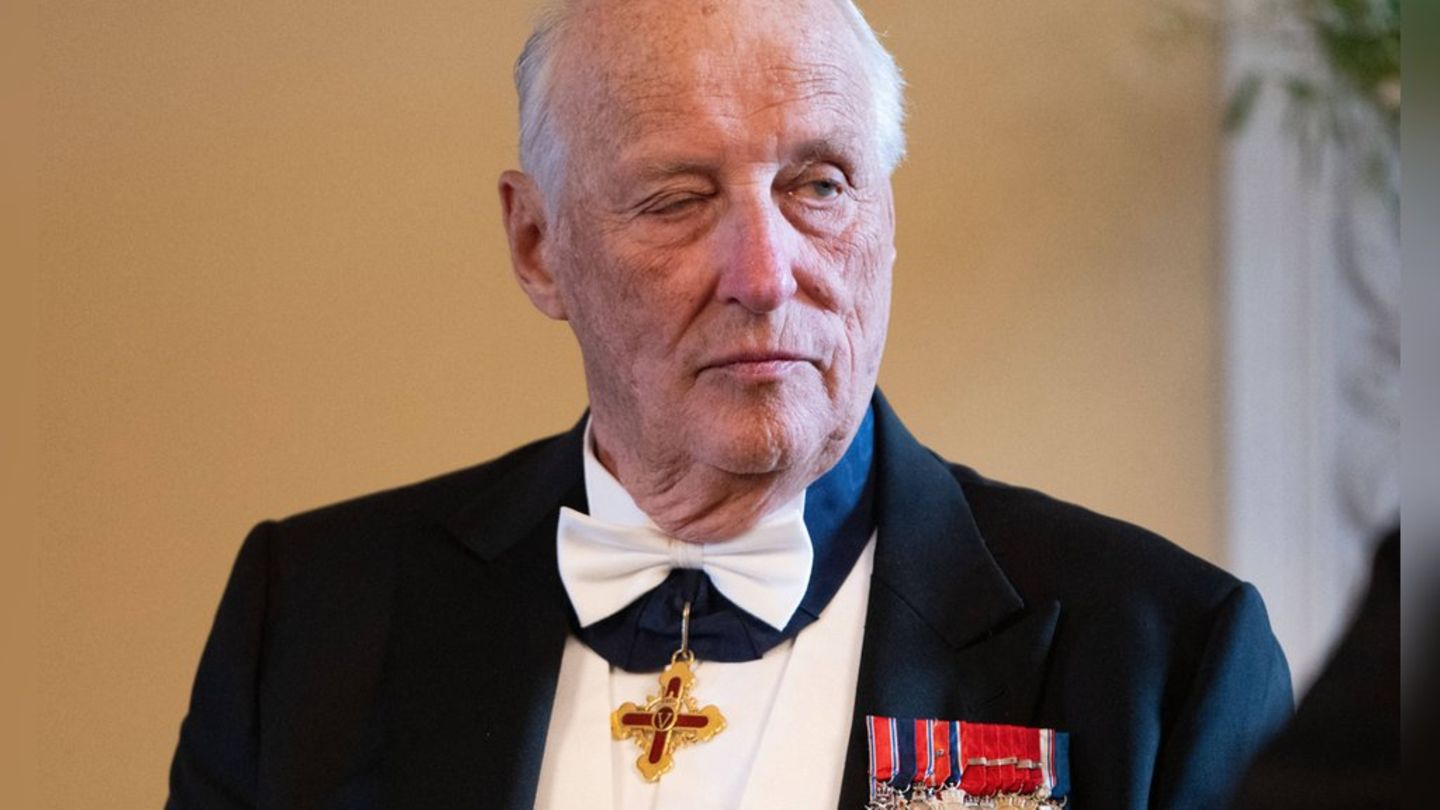 Sorge Um K nig Harald Von Norwegen Menschen Legen Blumen Auf Den sorge-um-k-nig-harald-von-norwegen-menschen-legen-blumen-auf-den