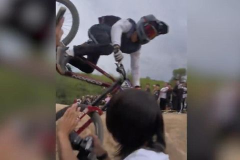Ein BMX-Fahrer stößt mit einem Fotografen zusammen.