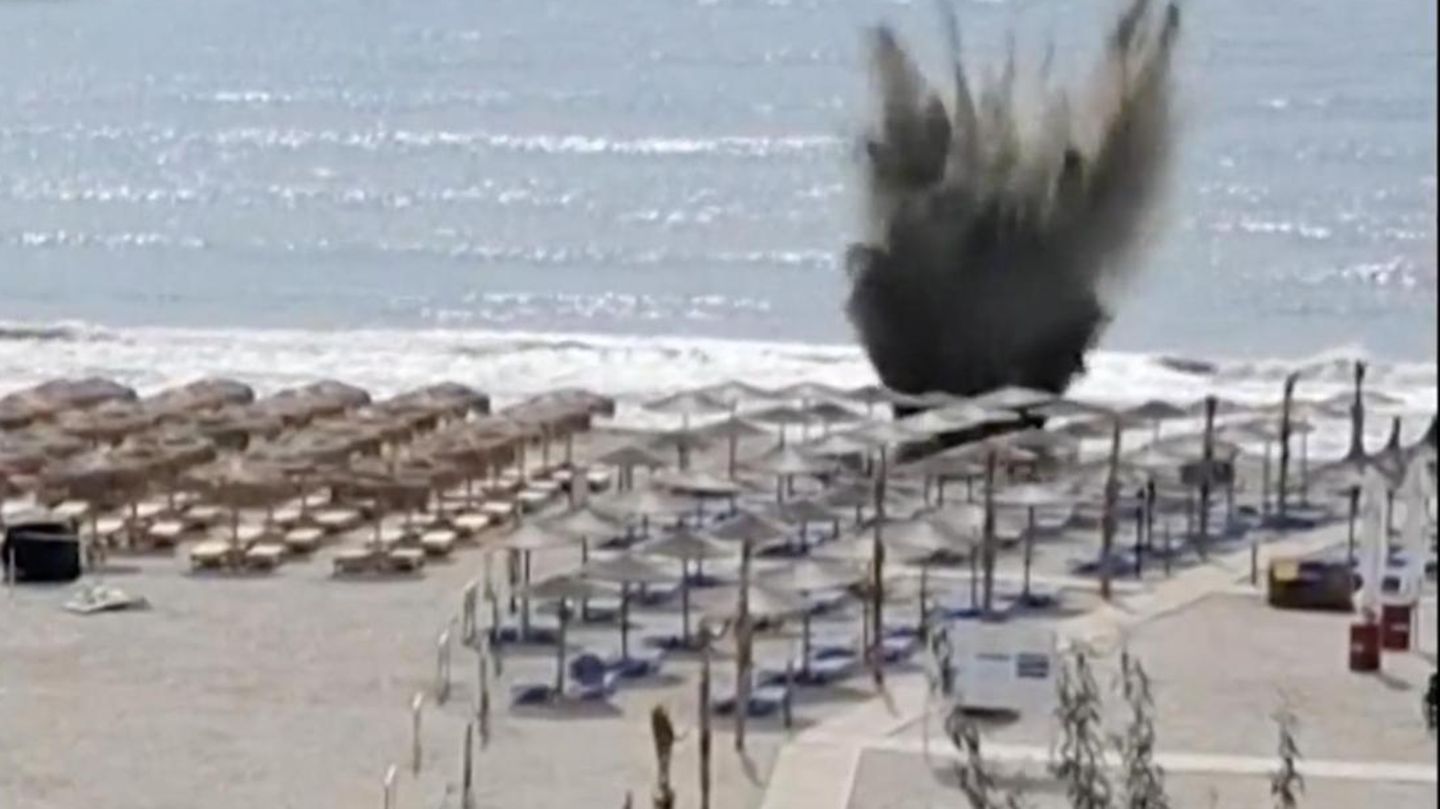 Experts detonate explosive drone on holiday beach - | Detonation in video
