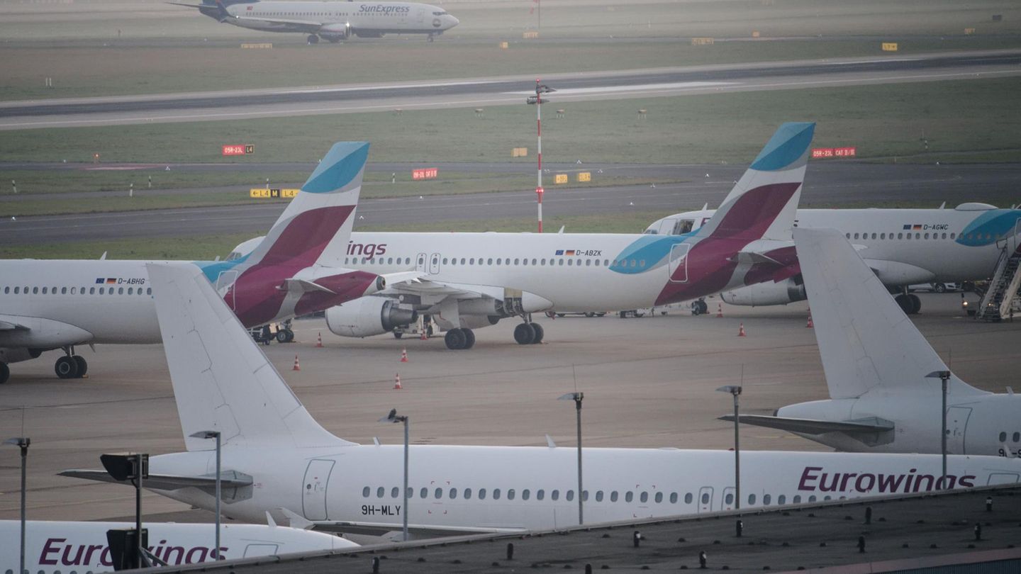 Eurowings Boeing makes unscheduled landing in Paris after incident