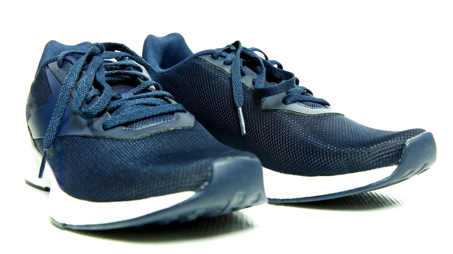 Amazon hat dunkelblaue Sekchers-Sneaker im Angebot (Symbolbild)