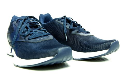 Amazon hat dunkelblaue Sekchers-Sneaker im Angebot (Symbolbild)