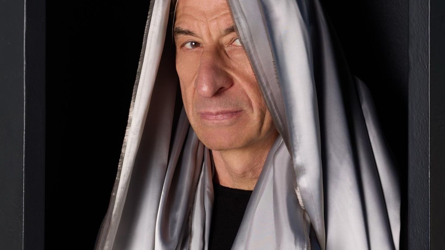 Retrospektive in Berlin: Wie Maurizio Cattelan zu Kirche und Deutschland steht