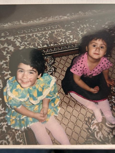 Hilal (links) mit ihrer Schwester Fatma Mitte der 90er. "Wir waren mehr als Schwestern. Wir haben alles zusammen gemacht. Wir waren immer zusammen", erinnert sich Fatma heute. 