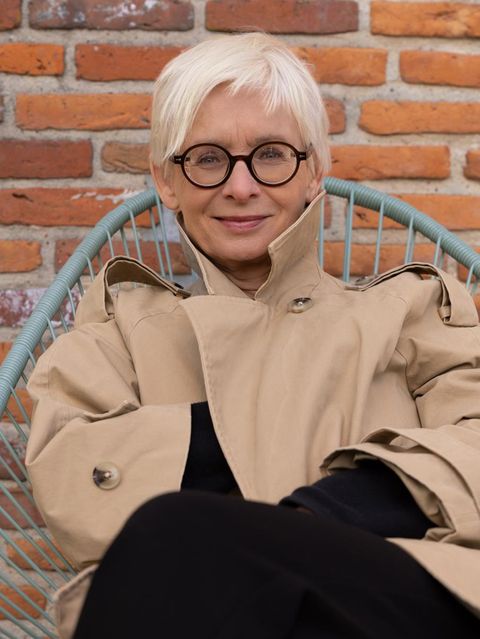 Schriftstellerin Dörte Hansen im Trenchcoat auf einem Acapulco-Chair