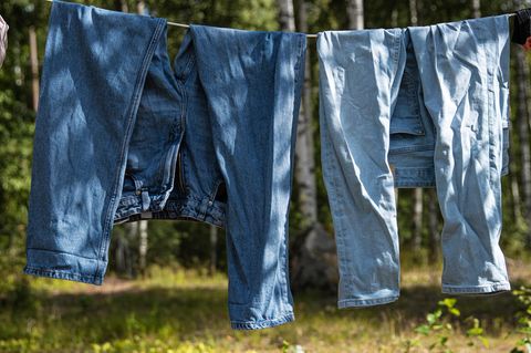 Levis und andere Jeans hängen auf einer Wäscheleine