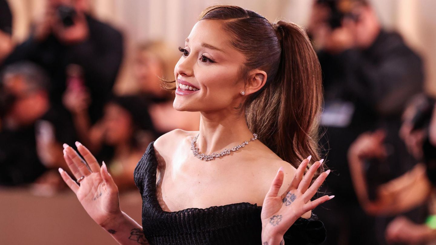 Ariana Grande kündigt auf der Bühne mögliche Hochzeitspläne an