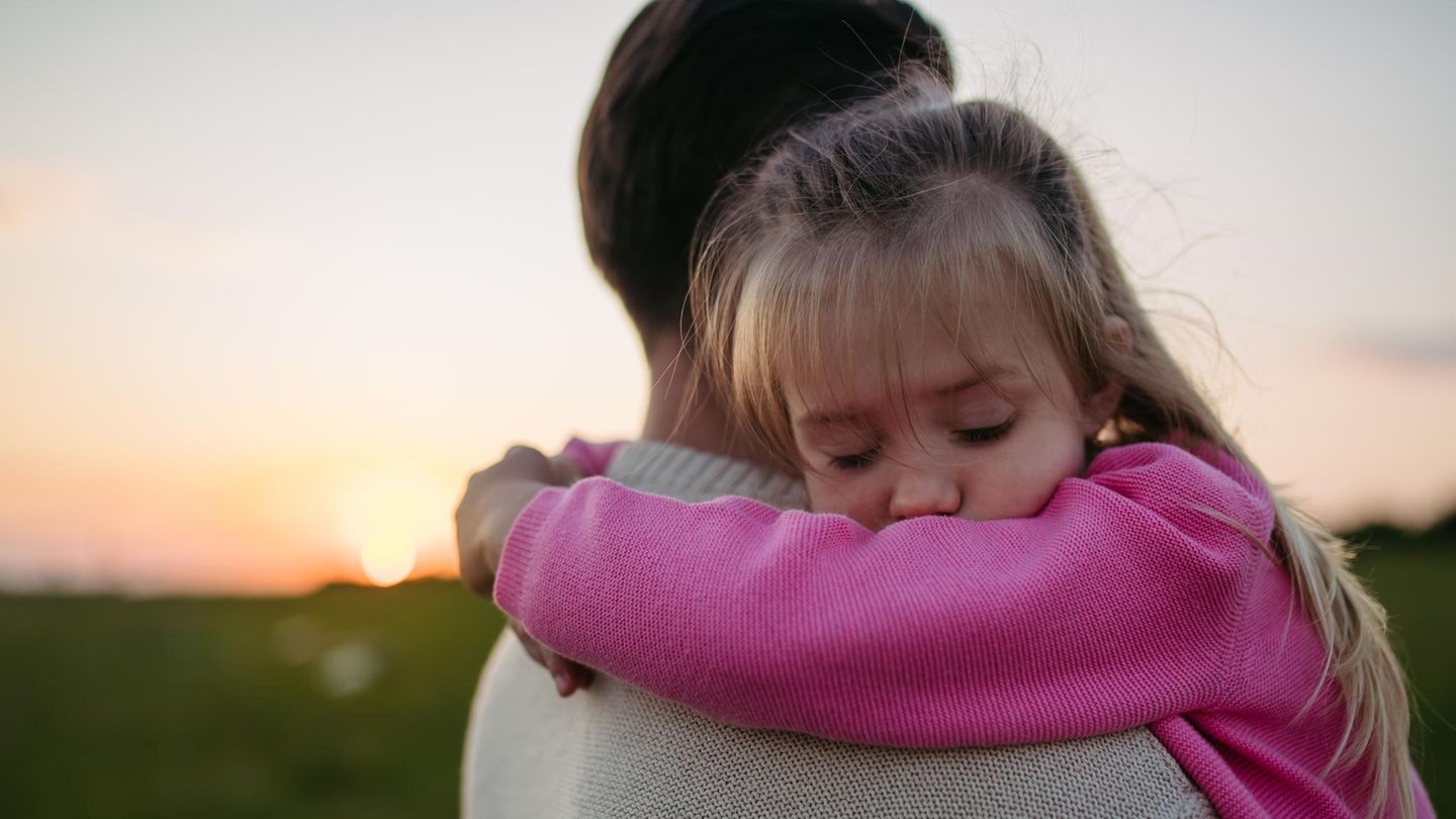 Familienanwältin erklärt: „Wer den anderen Elternteil vor dem Kind abwertet, handelt gegen das Gesetz“